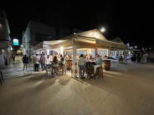 a group of people sitting at tables in a street at night at Mirador de Sanlucar 9 in Sanlúcar de Barrameda