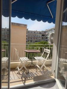 A balcony or terrace at Nice appartement Avenue des Fleurs