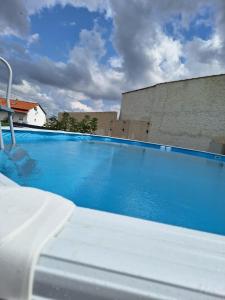 ein großer blauer Pool auf einem Gebäude in der Unterkunft Alojamento Local Terreiro in Pombal