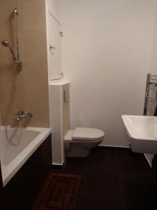 uma casa de banho com um WC, uma banheira e um lavatório. em Marguerite apartment - parking including em Bratislava