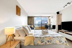Studio in Hyde park, best location in Sydney City في سيدني: غرفة معيشة مع سرير وأريكة