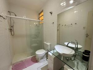 La salle de bains est pourvue de toilettes, d'un lavabo et d'une douche. dans l'établissement Amplo & Confortável - Copacabana - Posto 6, à Rio de Janeiro