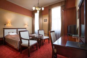 Televiisor ja/või meelelahutuskeskus majutusasutuses Nelson Hotel