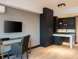 a room with a desk and a tv and a chair at Casa Joseph in Buenos Aires