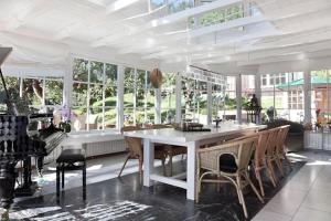 uma sala de jantar com uma mesa branca e cadeiras em Exklusives Landhaus in den Bergen em Arzl im Pitztal