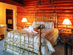 a bedroom with a bed in a log cabin at A Cabin on the Cliff in Seward