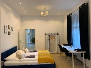 una camera con letto, tavolo e scrivania di Luxspace Apartment Hagen a Hagen