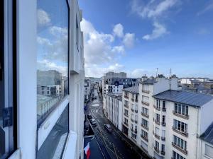 een raam met uitzicht op een stadsstraat bij Appartement de charme hypercentre in Brest