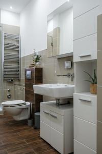y baño con lavabo blanco y aseo. en High Loft I zentral und modern, en Hannover