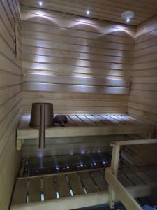 een kleine houten sauna met een fornuis bij Leviloma - 21m2 A - Levi majoitus loma-asunto Levistar huoneisto - Levi accommodation Levistar apartment in Levi