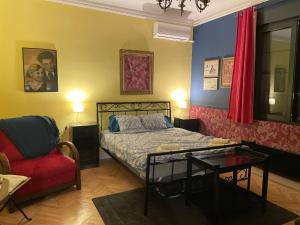 מיטה או מיטות בחדר ב-Cosy studio apartment in a heart of the Belgrade