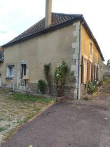 uma pequena casa com uma entrada em frente em Chez Nathalie em La Celle-sur-Loire