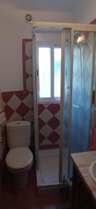 a bathroom with a toilet and a shower at Comfort Zone in Órgiva