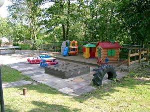 un parque infantil con equipo de juegos en Traumhaftes Ferienhaus, en Husen
