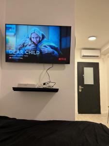 TV a/nebo společenská místnost v ubytování Jerusalem MALHA View + 5 fotografií
