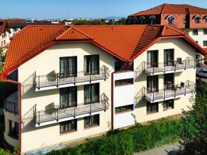 un edificio de apartamentos con techo naranja en Apartamente Simona Brasov, en Brasov
