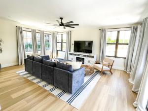 羅德岱堡的住宿－Bougainvilla Seaside Suites，带沙发和电视的客厅