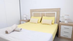 ein weißes Schlafzimmer mit 2 Betten und 2 Lampen in der Unterkunft Oliver Atico Cano in Fuengirola