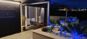 Habitación con balcón con plantas azules. en Kemilia Matera, en Matera