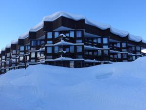 a building with a pile of snow in front of it at Appartement Tignes, 2 pièces, 5 personnes - FR-1-502-532 in Tignes