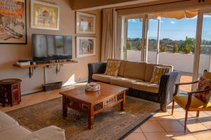 TV a/nebo společenská místnost v ubytování Tamarin Seaside Apartment