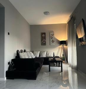 - un salon avec un canapé noir et une table dans l'établissement Darias lux home, à Thessalonique