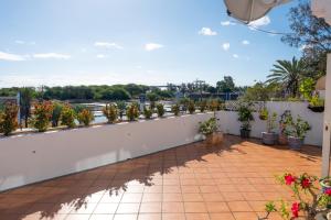 Rõdu või terrass majutusasutuses Tamarin Seaside Apartment