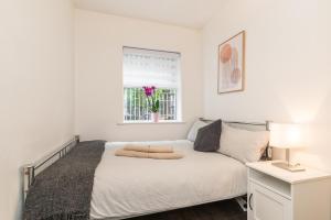 biała sypialnia z łóżkiem i oknem w obiekcie Lovely 2-bed apartment in the heart of Dublin City w Dublinie