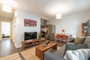 a living room with a couch and a tv and a table at Lovely 2-bed apartment in the heart of Dublin City in Dublin