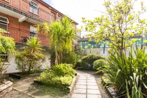 a garden with trees and plants in front of a building at Lovely 2-bed apartment in the heart of Dublin City in Dublin