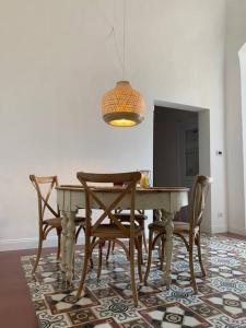 Un comedor con una mesa y sillas sobre una alfombra. en Appartamento tradizionale Bari, en Bari