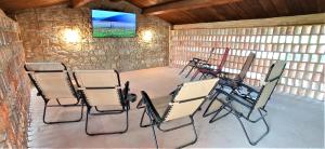 Habitación con sillas, mesa y TV. en Umbria in Fattoria _ 2 Bilocali x 8 Persone a Piano Terra, en Monte Castello di Vibio