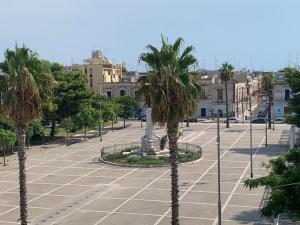 un aparcamiento con palmeras en una ciudad en Appartamento tradizionale Bari, en Bari