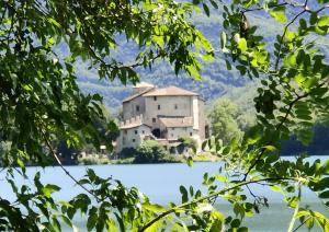 una casa en una isla en medio de un lago en Casa Granada, 