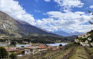 una ciudad en un valle con un río y montañas en Casa Granada, 