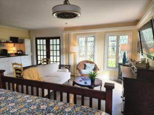 sala de estar con sofá y mesa en Rosemont B&B Cottages en Little Rock