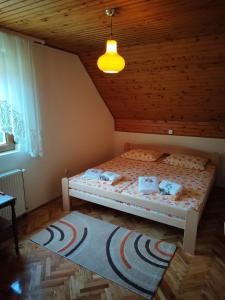 ein kleines Schlafzimmer mit einem Bett im Dachgeschoss in der Unterkunft Kuća za odmor Vidikovac in Bajina Bašta