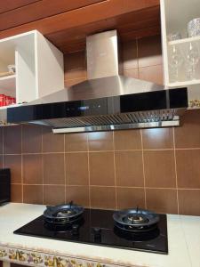 a kitchen with a stove with two burners at Kathu Home with Mountain View in Kathu