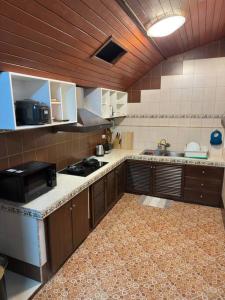 Il comprend une cuisine équipée d'un évier et d'une cuisinière. dans l'établissement Kathu Home with Mountain View, à Kathu