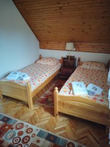 Zimmer mit 2 Betten und einem Tisch mit einer Lampe in der Unterkunft Kuća za odmor Vidikovac in Bajina Bašta