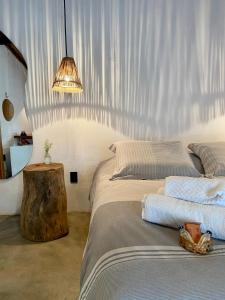 1 dormitorio con 2 camas y mesa con lámpara en Quintal da Cuiarana - 50M da praia principal de Alter do Chão, en Alter do Chao