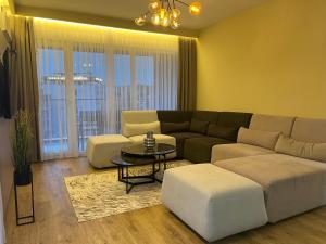 een woonkamer met een bank en een tafel bij TOP-Apartments in Pristina