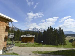 aus einem Haus mit Blick auf eine Bergkette in der Unterkunft Appartement Chamrousse, 3 pièces, 6 personnes - FR-1-549-78 in Chamrousse