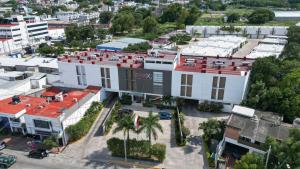 une vue aérienne sur une ville avec des bâtiments dans l'établissement Diverxo Hotel & Villas, à Tuxtla Gutiérrez