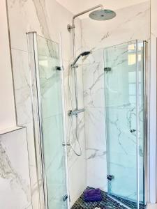 una doccia con porta in vetro in bagno di Luxspace Apartment Hagen a Hagen