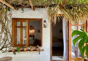 um espelho no lado de uma casa com plantas em Quintal da Cuiarana - 50M da praia principal de Alter do Chão em Alter do Chão