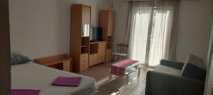 Postel nebo postele na pokoji v ubytování Apartman Figaro pogled od milijun Dolara, 2 tuša, 2 WC