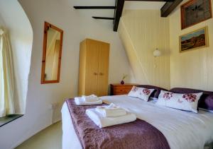 1 dormitorio con 1 cama con toallas en Red Mill, en Haddiscoe
