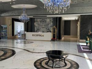 a lobby with a reception desk and a chandelier at One-bedroom apartment at Serenity Autumn promotion in Alanya