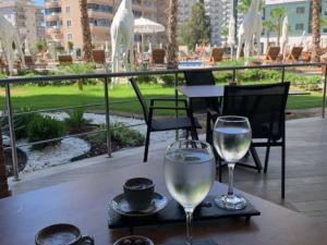 een tafel met twee glazen water op een balkon bij One-bedroom apartment at Serenity Autumn promotion in Alanya